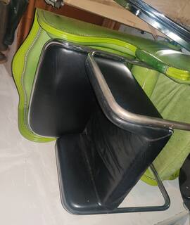 Mobilier 2 chaises une noire et une verte