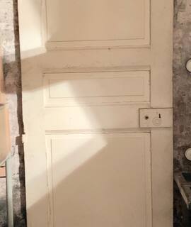 Mobilier grande porte en bois peint en blanc.