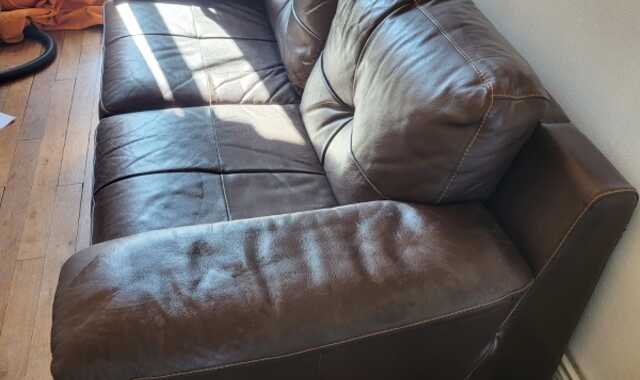 Mobilier canapé en cuir bon état