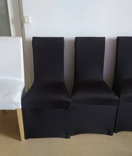 Mobilier 4 chaises à manger avec housses- Urgent