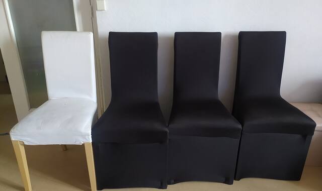 Mobilier 4 chaises à manger avec housses- Urgent