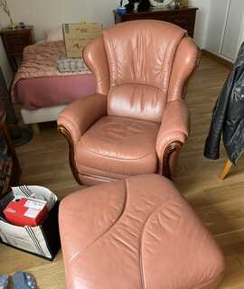 Mobilier fauteuil en cuir et son pouf