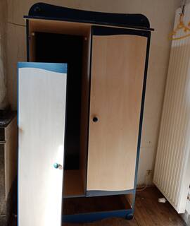 Mobilier armoire chambre enfant mélaminé bleu et frêne.