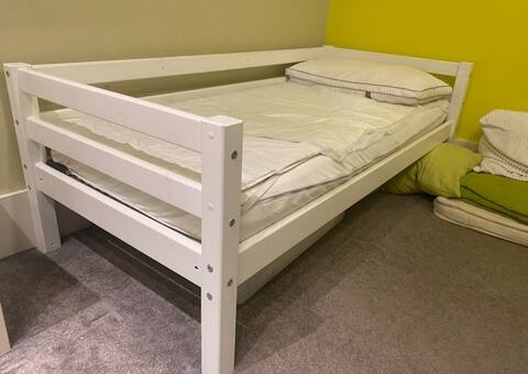 Mobilier donnons lit d'enfant 1m60