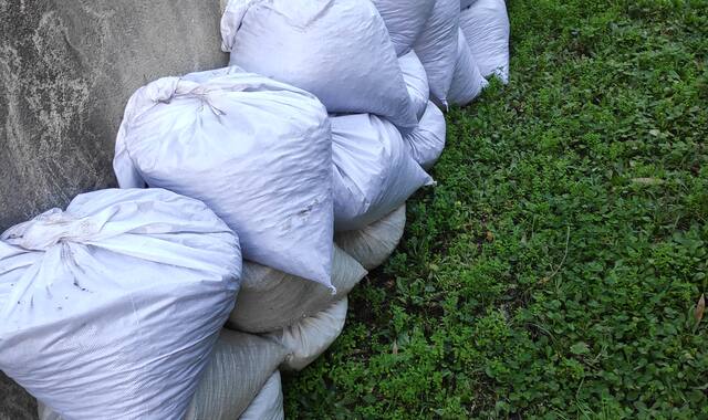 Terre et gravats 25 sacs de petits cailloux pour extérieur