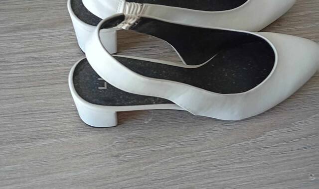 Vêtements chaussures blanches