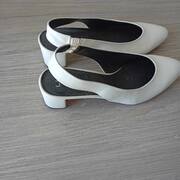 Vêtements chaussures blanches