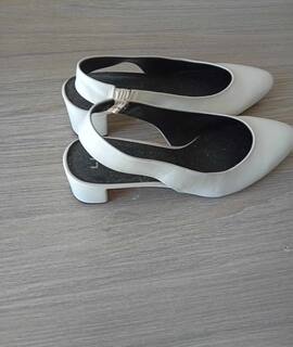 Vêtements chaussures blanches