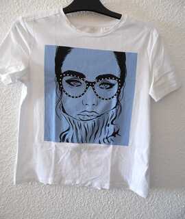 Vêtements donne: T-shirt blanc à motif bon état taille 36