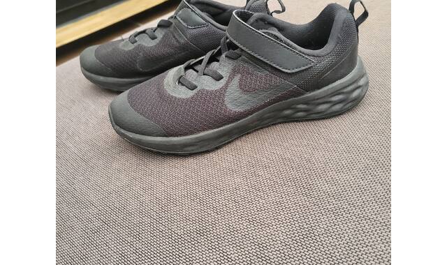 Vêtements baskets NIKE taille 34