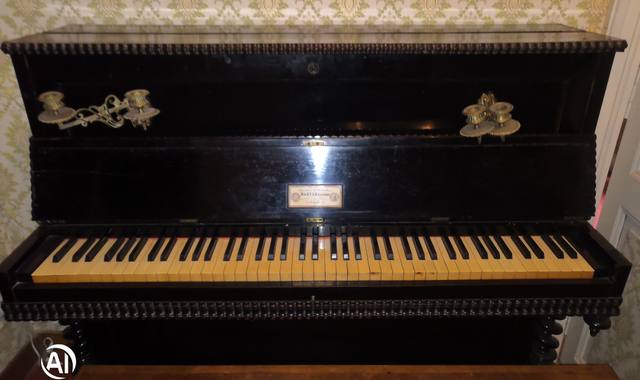 Antiquités piano ancien