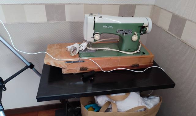 Antiquités machine à coudre