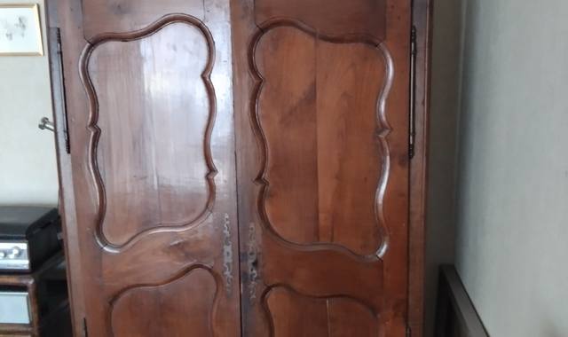 Antiquités armoire ancienne en très bon état