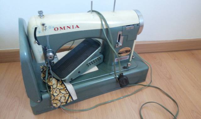 Antiquités vieille machine a coudre qui marche encore