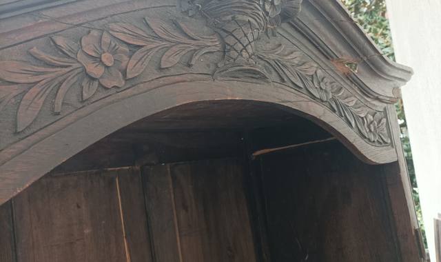 Antiquités une jolie armoire en noyer style "Louis XV" à rénover