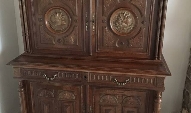 Antiquités buffet haut et bas + petite table