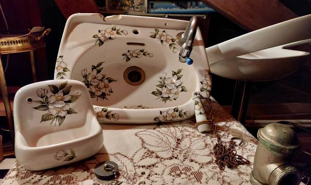 Antiquités lave-main en faience fleurie