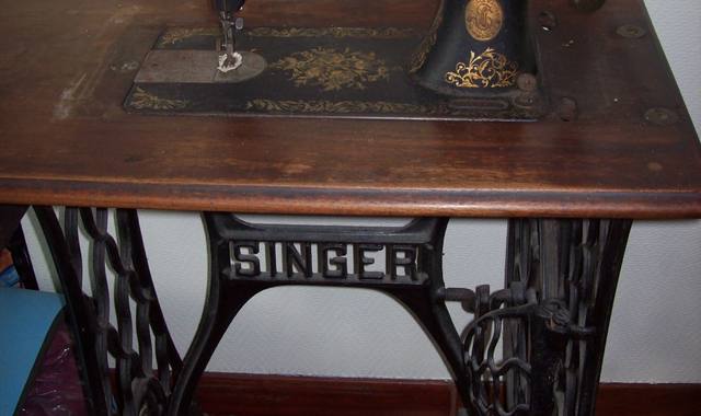 Antiquités une très ancienne machine à coudre