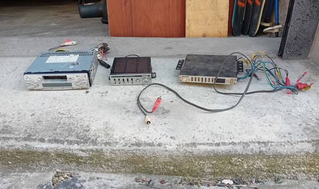 Auto-Moto auto-radio + 2 amplis