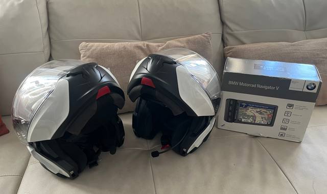 Auto-Moto 2 casques BMW + navigateur