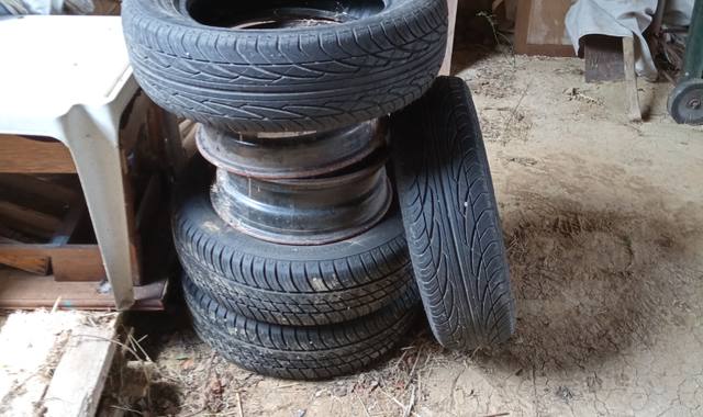 Auto-Moto 4 pneus et 4 jantes