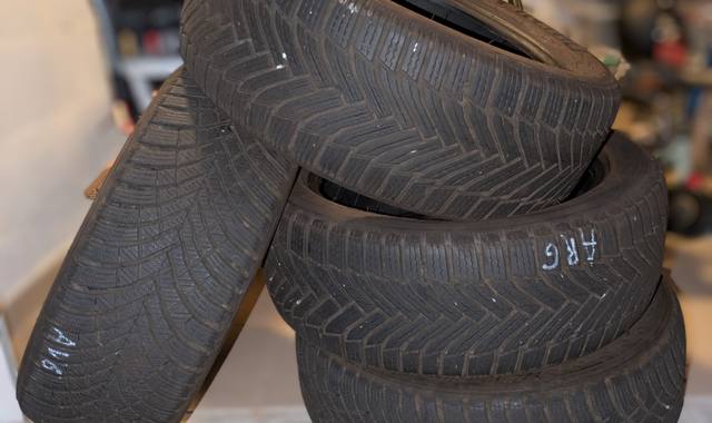 Auto-Moto 4 pneus hiver 215/50R17 - Michelin et Hankook
