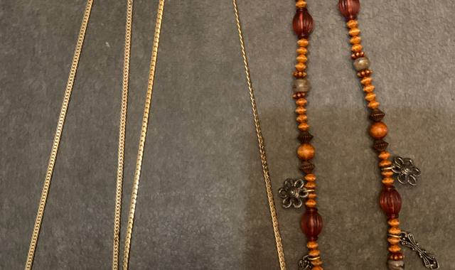 Bijoux, accessoires 3 colliers dorés et fantaisie