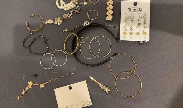 Bijoux, accessoires lot de bijoux et accessoires à donner