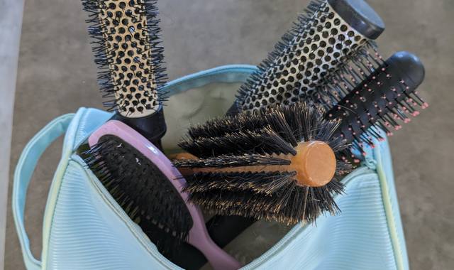 Bijoux, accessoires un lot de brosses à cheveux