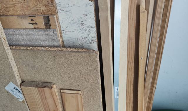 Bricolage je donne chute de bois, baguettes, étagères dans l'état.A prendre rapidement à M