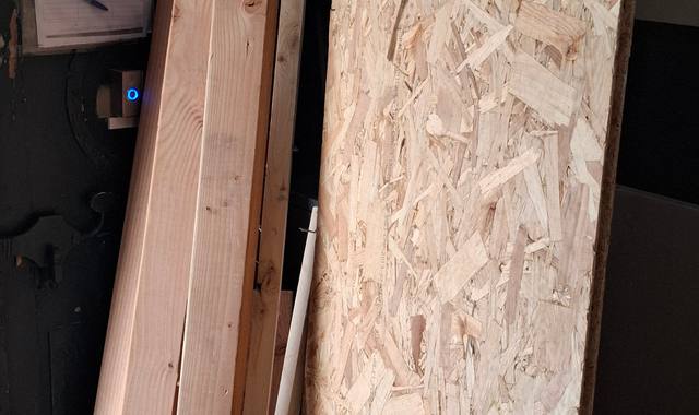 Bricolage plaques d'OSB, poutres et solives.