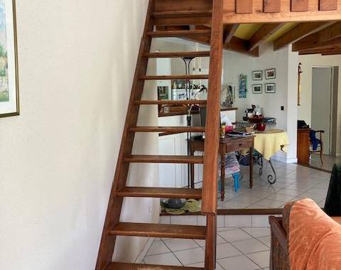 Bricolage un escalier et deux balustrades en pin