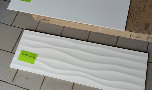 Bricolage faïence murale blanche salle de bains