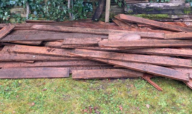 Bricolage 60 m2 de terrasse en pin .lamelle de bois