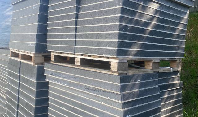 Bricolage polystyrène coller à une plaque de bois compresser