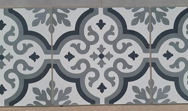 Bricolage carrelage rosace gris et blanc