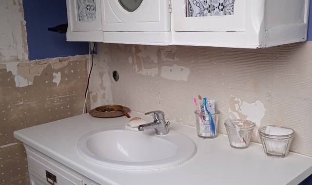 Bricolage ensemble meuble haut et bas de salle de bain avec vasque et robinet