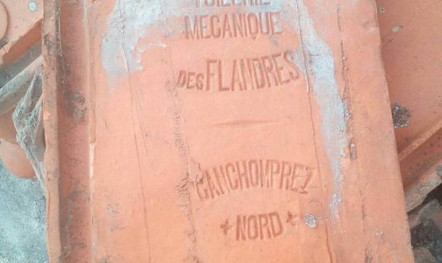 Bricolage de tuiles rouges et noires