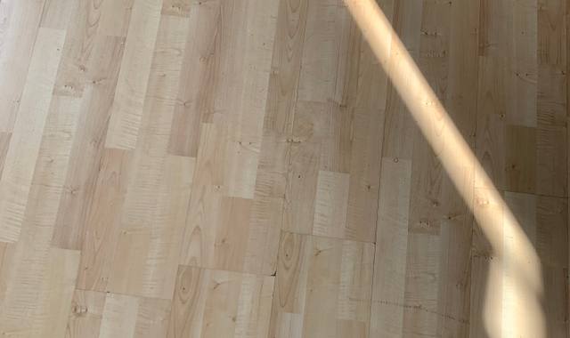 Bricolage plancher stratifié, IKEA, premier prix environ 40 m², qualité moyenne idéal pour
