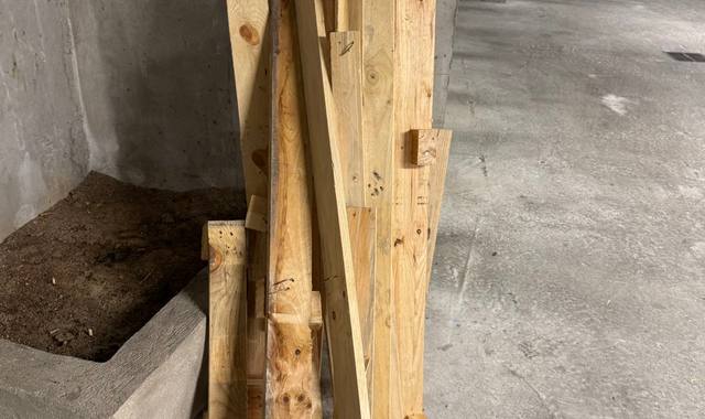 Bricolage je donne un lot de planches / tasseaux en bois brut