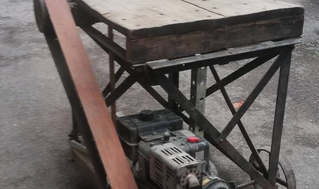 Bricolage pour pièces.   Un vieux banc de scie.
