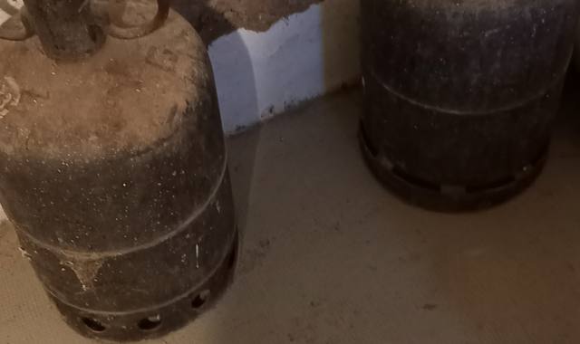 Bricolage 2 grandes bouteilles de gaz vides