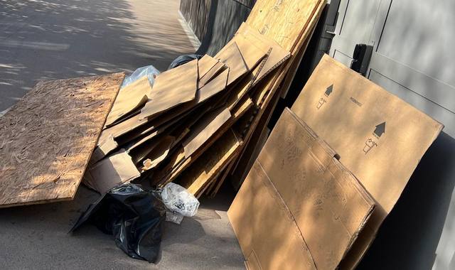 Bricolage planches en bois et structure métallique