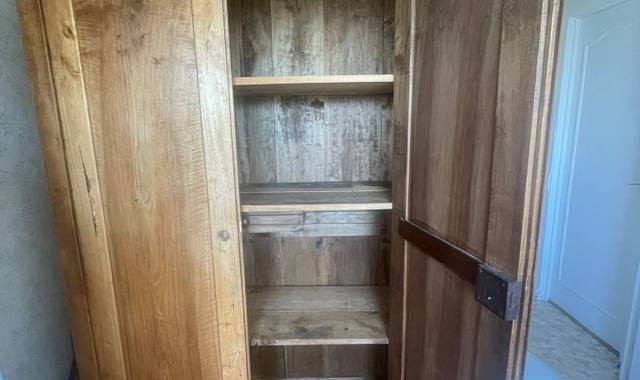 Bricolage armoire à réparer, pieds cassés