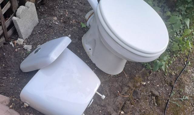 Bricolage toilette et cuve en bon état