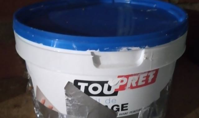Bricolage un gros pot de mastic