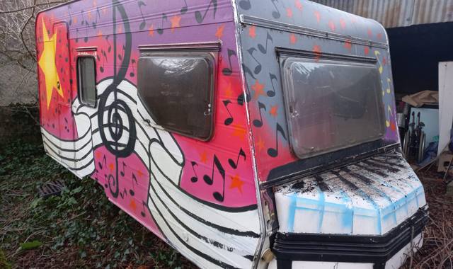 Camping caravane non roulante