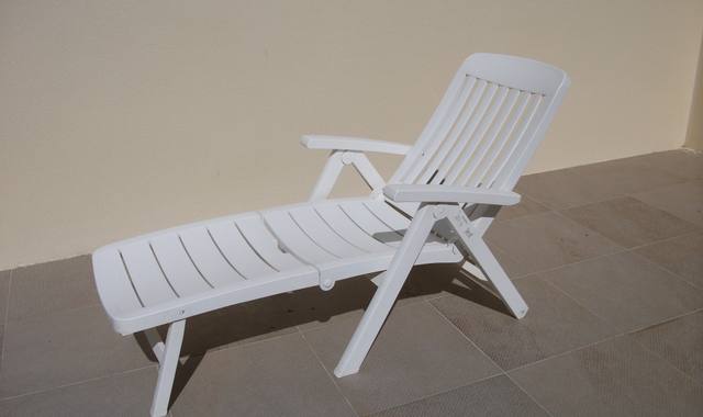 Camping un transat et 4 chaises de jardin