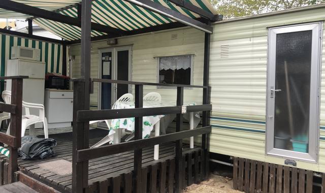 Camping terrasse et haut vent de mobil-home