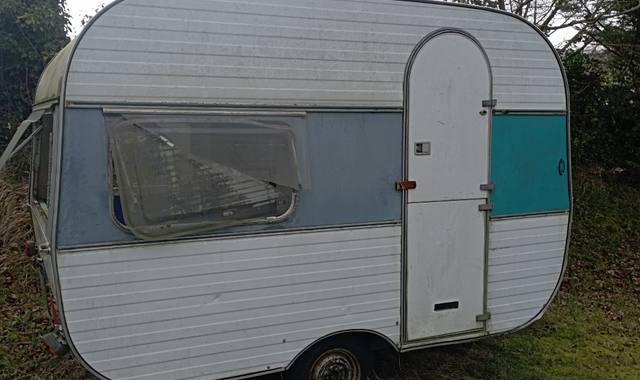 Camping petite caravane à restaurer